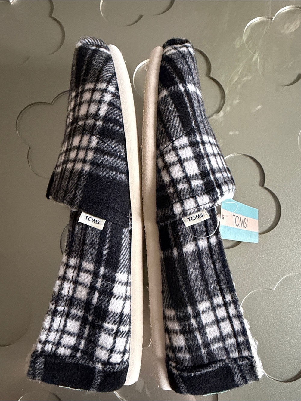 TOMS Belmont Flats Size 7.5 Women’s NWT Black & White Plaid Faux Shearling - Picture 11 of 12